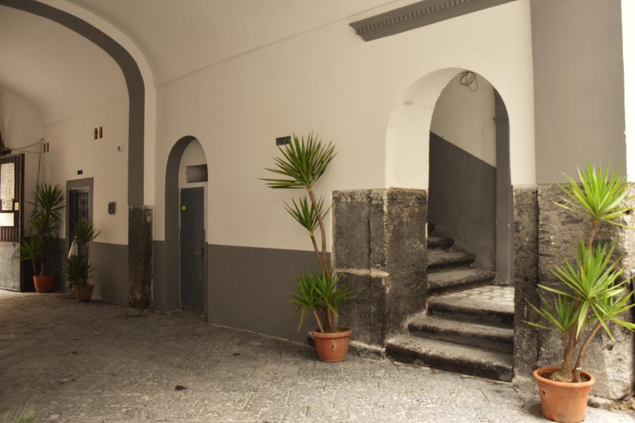La Cartolina Di Napoli Free Parking For Small Cars Only Bagian luar foto